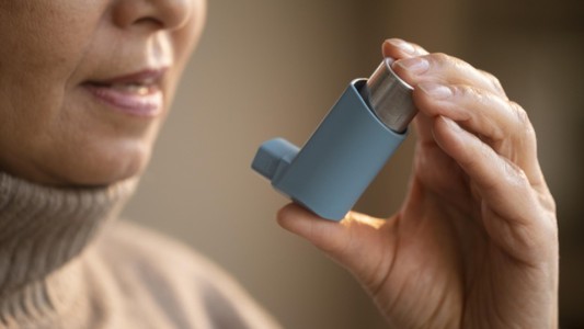 Recuerdan que personas con asma "pueden vacunarse sin ningún problema"