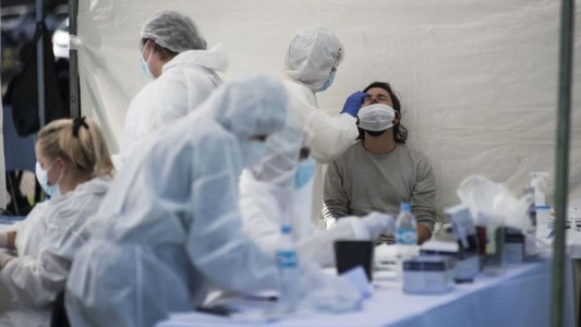 Un modelo matemático dice que Argentina ya pasó el pico de la segunda ola de Covid