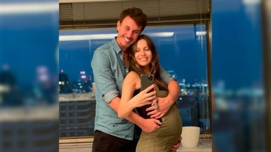 La tierna imagen de Pampita y Roberto García Moritán en la dulce espera