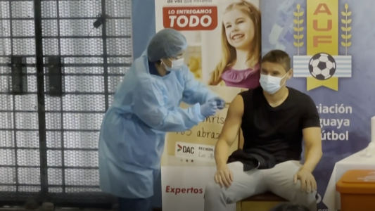 Uruguay y Paraguay comenzaron con la vacunación a futbolistas
