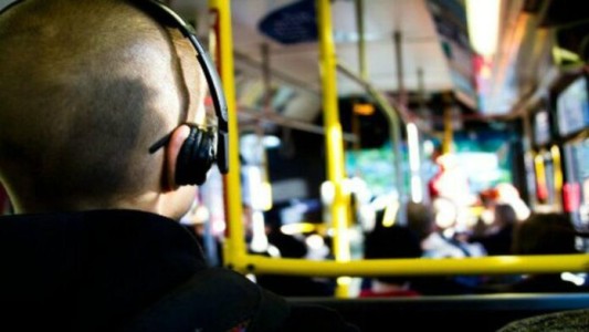 Media sanción al proyecto que prohíbe escuchar música sin auriculares en el transporte público