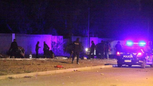 Murieron 4 jóvenes tras un brutal accidente entre un auto y una moto en Mendoza