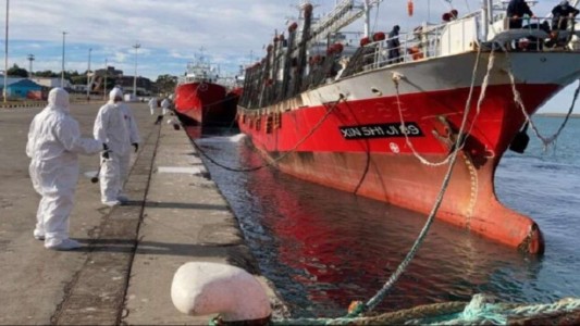 Brote de coronavirus en un barco pesquero de bandera argentina: un muerto, seis contagiados y el resto de la tripulación en cuarentena