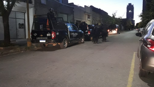 Allanamiento en barrio Roma con secuestro de armas de fuego y drogas