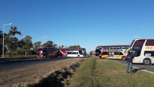 Transportistas de turismo levantaron el corte en la Autopista Rosario-Santa Fe
