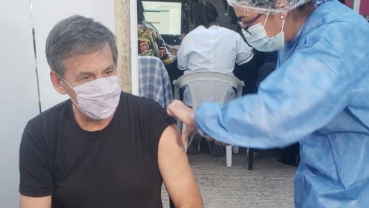 Emilio Jatón recibió la primera dosis de la vacuna contra el Covid