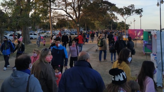 Picadas, música y aglomeraciones en la Costanera preocupan a vecinos de Barrio 7 Jefes