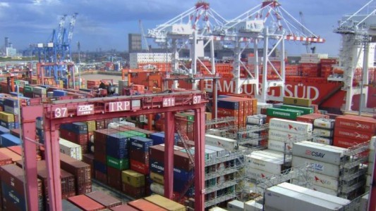 La Aduana realiza subastas "on line" de autos, equipos industriales y bebidas