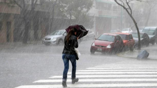 Diluvia en la ciudad y rige un alerta por tormentas fuertes