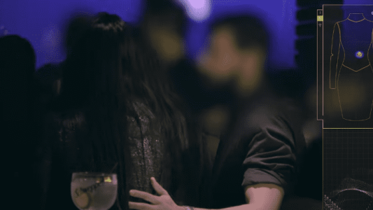 Diseñaron un vestido que muestra la frecuencia con la que se toca a las mujeres sin su consentimiento