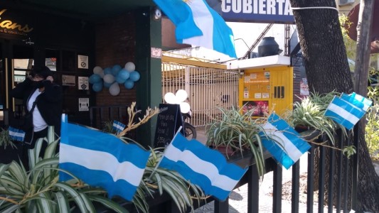Villa Carlos Paz: No recibirá clientes, pero igual adornó su restaurante para el 25 de mayo