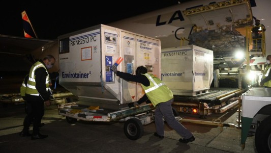 Llegaron casi un millón y medio de dosis de AstraZeneca y Sputnik V