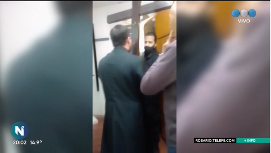“Fuera de la casa de Dios”: un cura echó a la policía de la parroquia