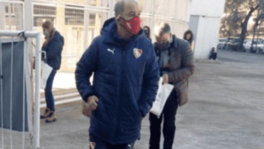 Ricardo Bochini se vacunó en el Monumental vestido de Independiente