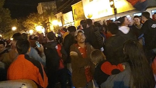 Pese a las restricciones, hinchas de Colón coparon las calles de la ciudad