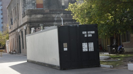 Ante una posible saturación de la morgue, instalaron un contenedor térmico en el Hospital Cullen