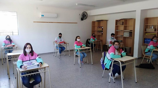 Santa Fe define hoy si adelanta las vacaciones de invierno en las escuelas