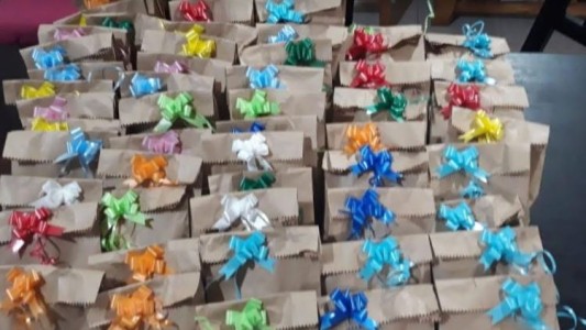 "Nariz Roja", el grupo de las fuerzas de seguridad que lleva juguetes a niños internados