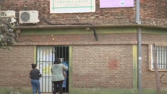 Abrazo simbólico al Centro de Salud Cabaña Leiva: "falta la firma para ampliar el edificio"
