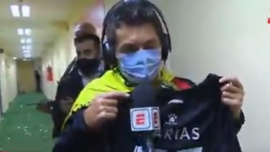 En pleno festejo, el plantel de Colón saludó a Facundo Farías