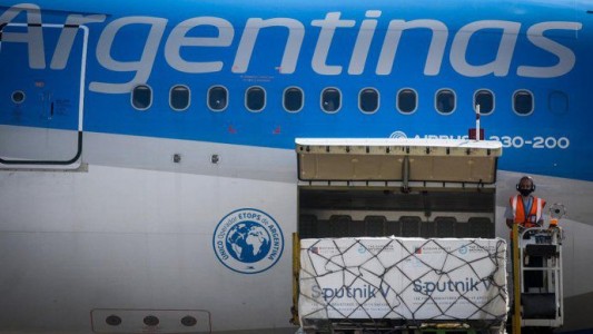 Producción de Sputnik V en Argentina: parte el avión que traerá el principio activo