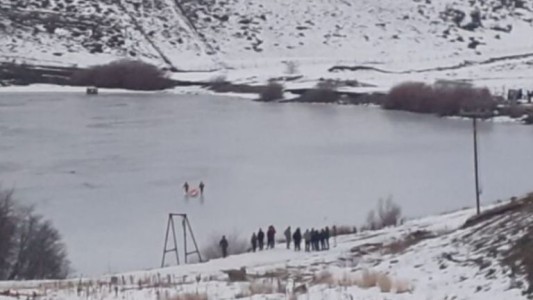 Dos niños de 10 años murieron al caer en las aguas heladas de un dique en Santa Cruz