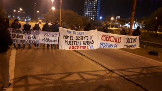 Representantes de gimnasios cortan la Ruta 168 a la altura de la Fuente de la Cordialidad