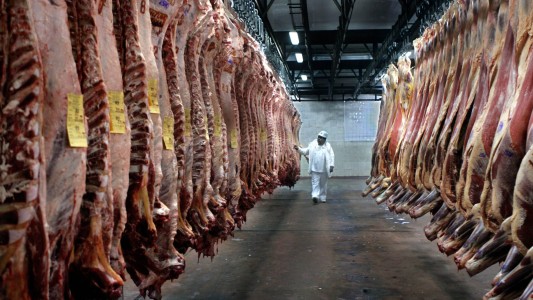 Los trabajadores de la carne en "alerta y movilización" por el cierre de exportaciones