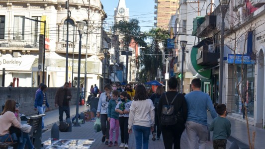 Casi 2.400 nuevos casos de coronavirus y 84 muertes en la provincia
