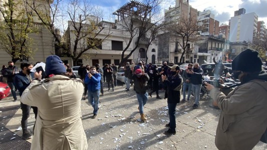 "Seguimos pagando los platos rotos": la original protesta de gastronómicos en Rosario