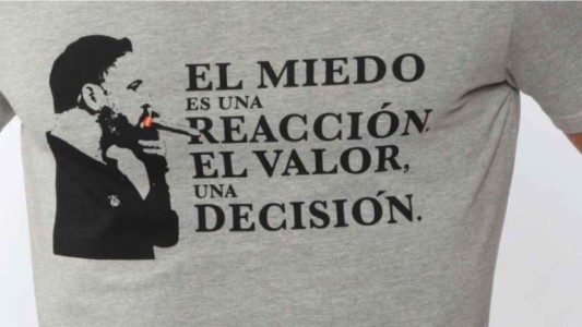 Un futbolista argentino posó con una remera de un político de ultraderecha español y tuvo que pedir perdón