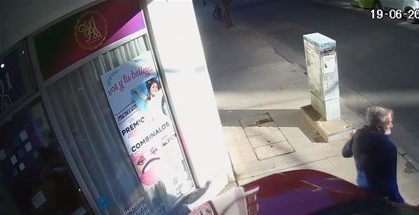 Video: una camioneta se incrustó en una peluquería y un peatón se salvó de milagro en Rosario