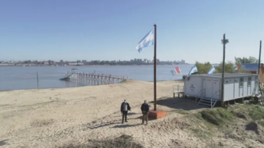 Histórico izamiento de la bandera nacional en la isla Sabino Corsi
