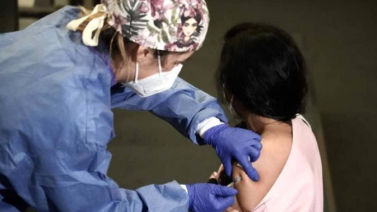 Covid: sigue la campaña de vacunación y hoy se suman los centros de salud