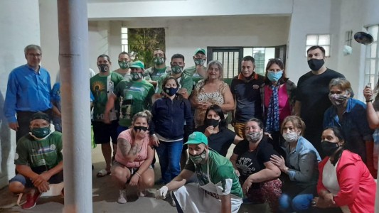 Son distribuidores de bebidas y en sus ratos libres, asisten a los que menos tienen