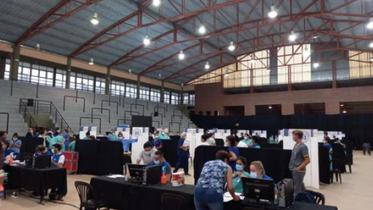 Covid: sigue durante este viernes la campaña de vacunación en la ciudad