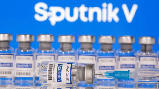 El gobierno no descarta combinar dosis, ante la falta del segundo componente de Sputnik V