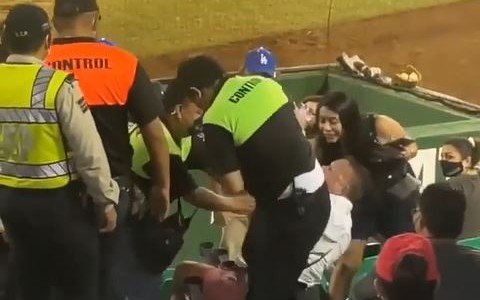 Así expulsaron a un hincha de un estadio por no usar tapabocas