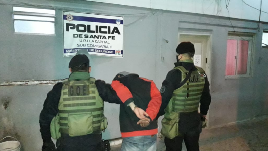 Intentaba robar carribares con una réplica de arma de fuego y fue detenido