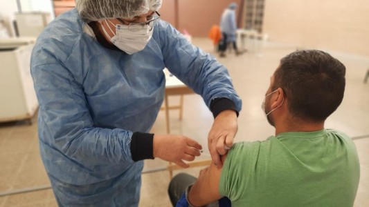 Video: la intendenta de un pueblo cordobés que se puso a vacunar contra el coronavirus