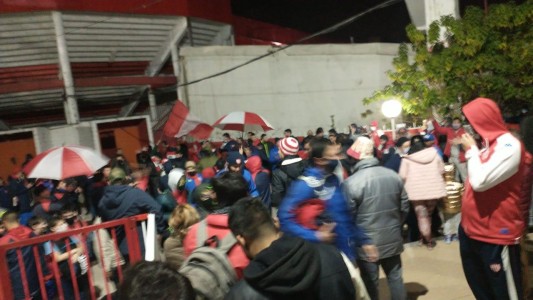 "Si no traen jugadores...": hinchas de Unión se manifiestan frente al club