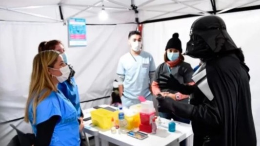 Concientización: Darth Vader se vacunó en La Plata contra el Covid