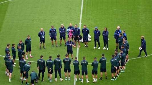 ¿Nace una cábala? La selección italiana precalentó con música de Raffaella Carrà