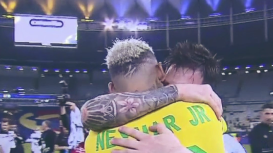 El abrazo de Neymar y Messi