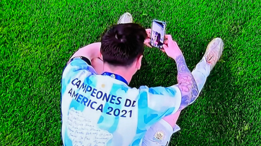 Lionel Messi se tiró en el pasto e hizo una videollamada con sus hijos