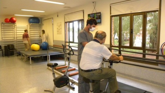 El trabajo de kinesiólogos en pacientes que superaron Covid para "lograr independiencia"