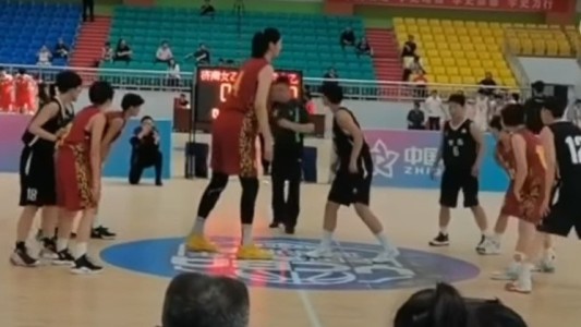 Tiene 14 años, mide 2,26 metros y asombra al mundo: la basquetbolista china que se volvió viral