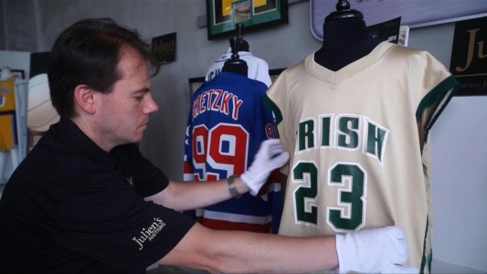 Esta es la vieja camiseta de LeBron James que remataron por más de medio millón de dólares