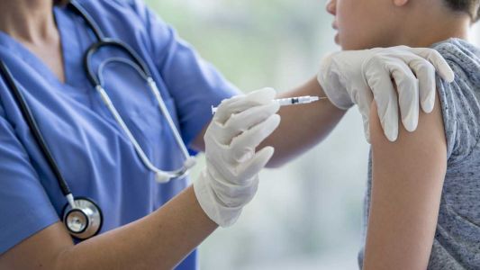 Expectativas por la aprobación de la vacuna Moderna para menores de 18 años