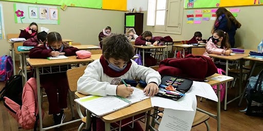 Mayor tiempo escolar y evaluación cualitativa: el lunes vuelven las clases presenciales